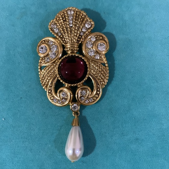 Vintage signed Jeff Lieb gold tone crest pin with rhinestone dangle pearl purple - Picture 4 of 8